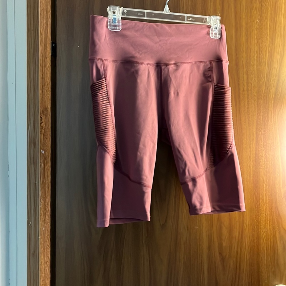 The tag says L/XL but there small, pocket on the sides